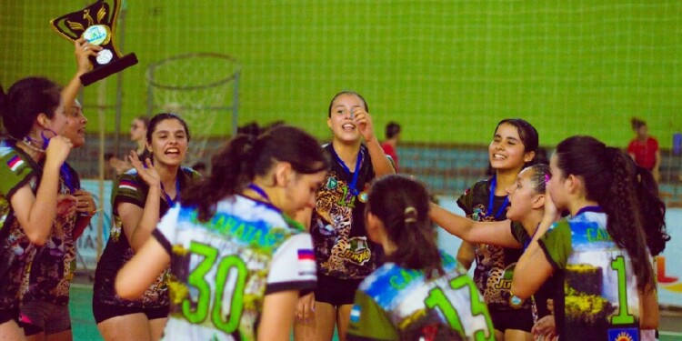 HORA DE FESTEJAR. Las chicas del equipo Sub-15 de Cataratas se consagraron campeonas la semana pasada en Foz, tras vencer a las locales por 3-2.