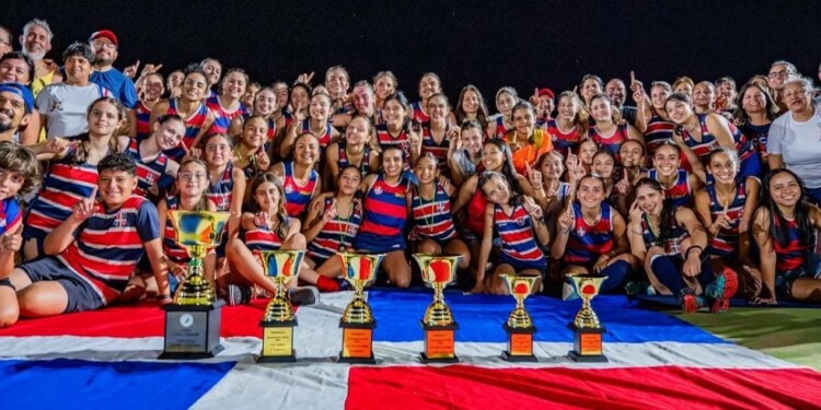 TODOS PARA LA FOTO. Centro de Cazadores se quedó con tres de las cinco categorías: Primera, Sub 16 y Sub 19.