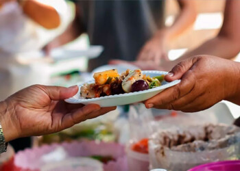 Iniciativa solidaria busca llevar una cena a las mesas navideñas en los comedores