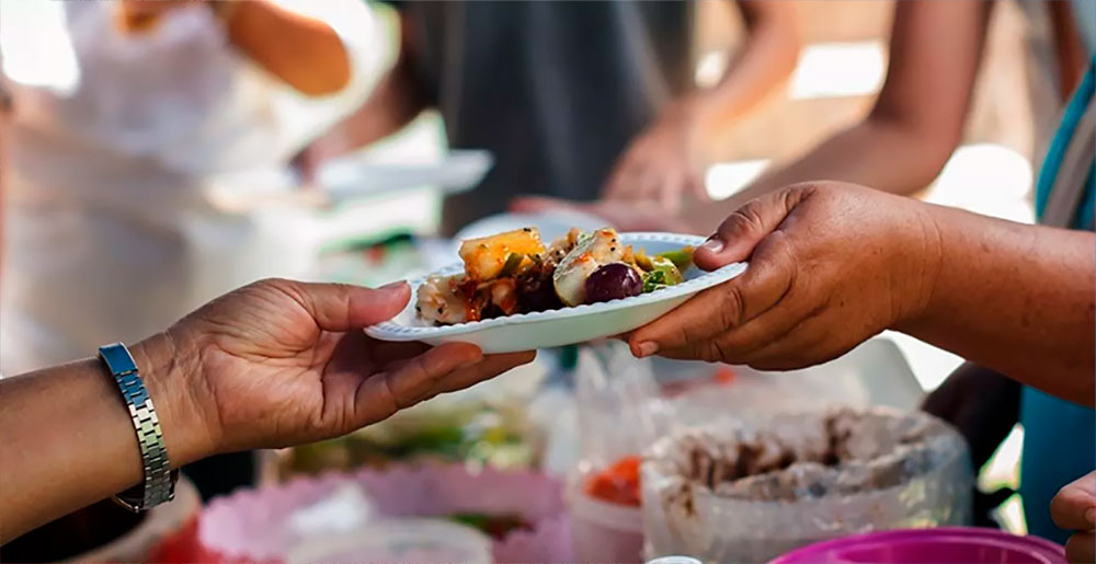 Iniciativa solidaria busca llevar una cena a las mesas navideñas en los comedores