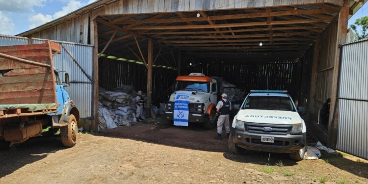 LUGAR. Efectivos durante el procedimiento en el galpón.