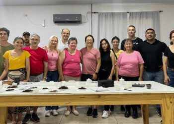 Aprenden a elaborar té negro artesanal con las técnicas tradicionales de China