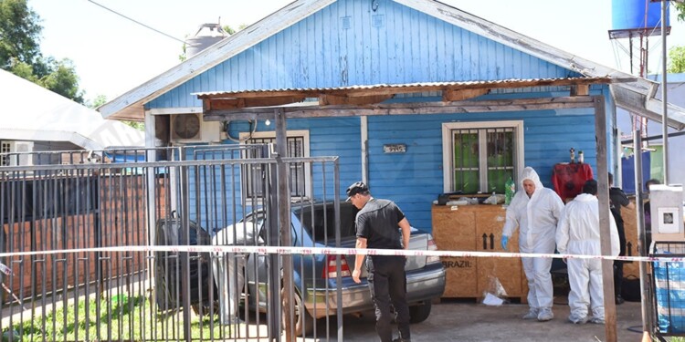 LA ESCENA. Los peritos momentos después del hallazgo del cuerpo. El imputado fue detenido ese mismo día.