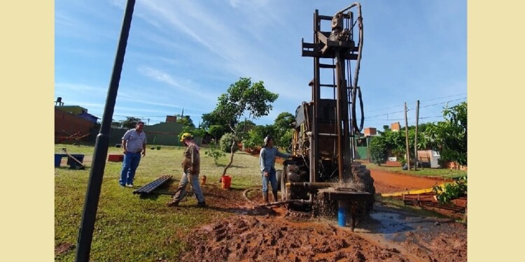 FALTA MENOS. Una de las dos nuevas perforaciones está lista, pero falta una válvula para ponerla en marcha.