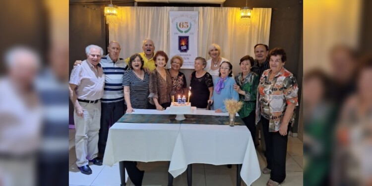 EMOTIVO REENCUENTRO. Exalumnos de la Escuela Normal Mixta celebraron los 65 años de su promoción.