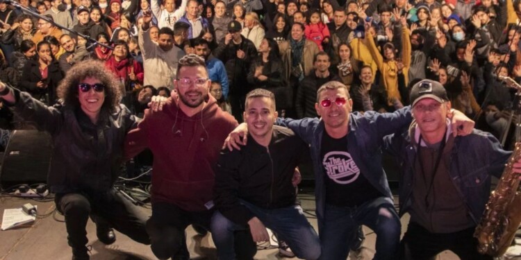 FIESTA. La banda posadeña “Flores a los chanchos” invita a despedir el año./ Gentileza Flores a los Chanchos