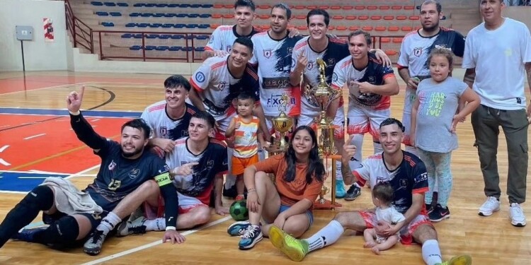 CAMPEONES. Los de Pueblo Chico celebran su consagración con el trofeo.