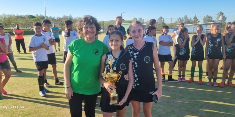 HORA DE LA PREMIACIÓN. Las jugadoras de Posadas Blanco con su trofeo y Tomy Balmaceda, de la Federación Misionera.