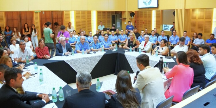 TIEMPO DE INFORMAR. Ayer en la Cámara de Representantes de Misiones, Eduardo Magno Scherer y equipo, detallaron su labor ante jueces provinciales y funcionarios varios.