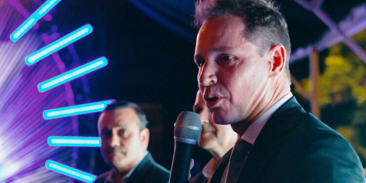 AGRADECIMIENTO. En su discurso, Jorge Brito, presidente de Banco Macro y el gobernador Oscar Herrera Ahuad.