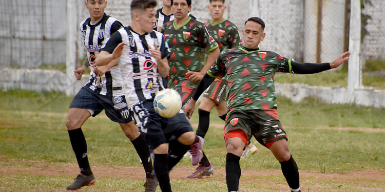 BOLETO EN JUEGO. Atlético y Brown dirimirán hoy el pase a cuartos de final.