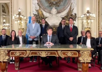 Admiten el primer amparo colectivo contra el DNU de desregulación económica