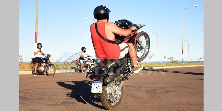 PELIGROSO. Las maniobras que realizan los moteros no siempre terminan bien, a veces con caídas.