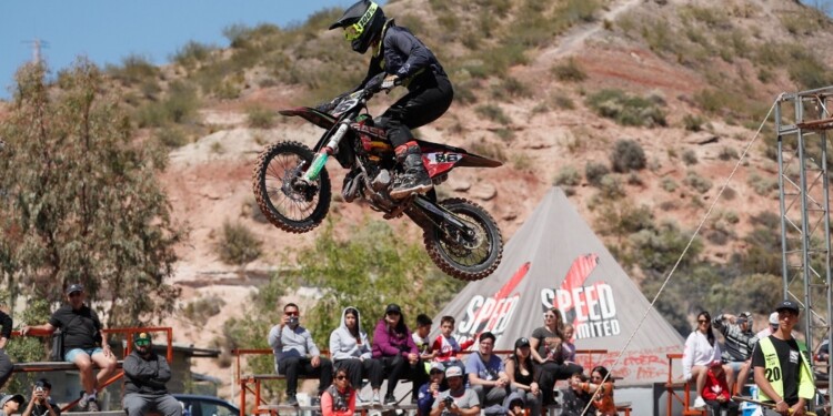 DÉJENLO VOLAR. Gunji se eleva sobre el cielo neuquino, el último fin de semana, en la fecha coronación del año.
