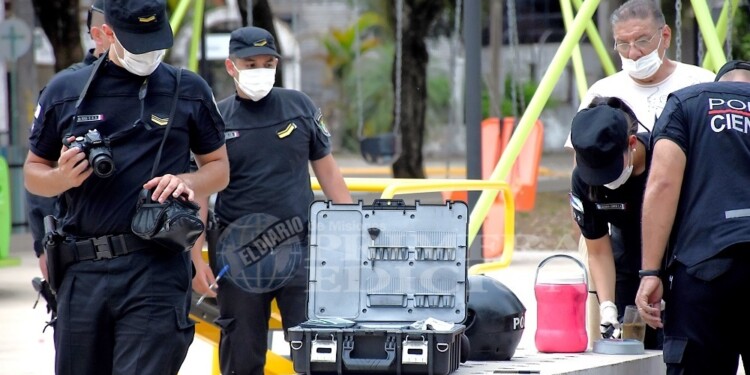 JUEVES 27 DE ENERO 2022. Policía Científica trabaja tras la balacera frente a la parroquia de la avenida Roque Sáenz Peña.