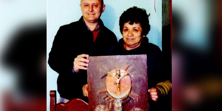 LEGADO. Julio Markiewicz y Blanca Chapay exhibiendo la Puerta del Sagrario de Corpus Christi, que se encuentra en Loreto, Corrientes.