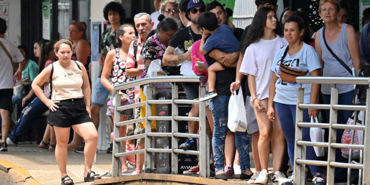PARADAS LLENAS. En jornadas marcadas por el intenso calor, los usuarios tienen que lidiar con la reducción de frecuencias del Grupo Z.