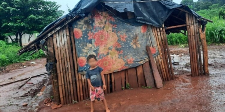 PADECIMIENTO. Según lo explicaron, solo les dan carpas para cubrir el techo que a lo sumo le duran un mes.