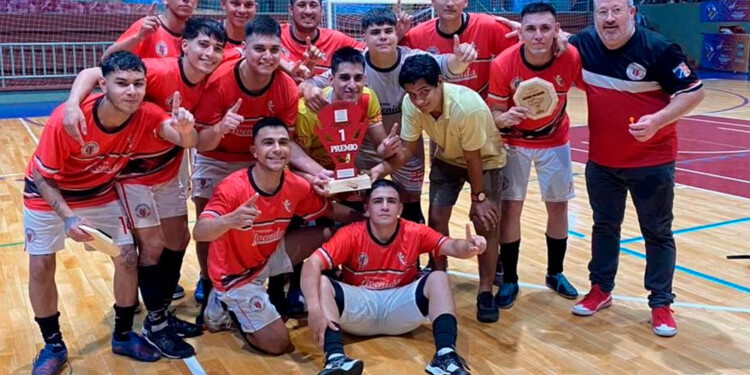 EN LO MÁS ALTO. Toco Madera, uno de los gigantes del interior, es campeón. (Foto: C. Reble)