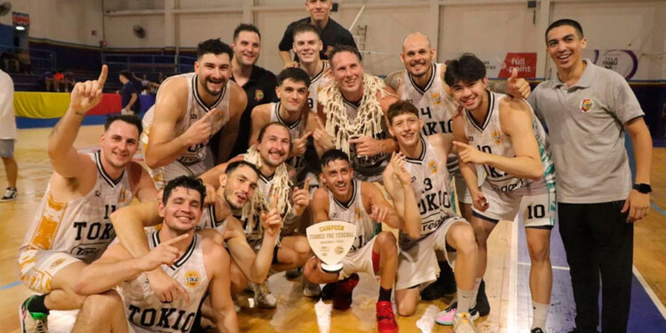 DIO LA VUELTA. El plantel de Tokio se consagró en cancha del Azzurro después de dar vuelta el marcador. (Foto: Misiones Basket)