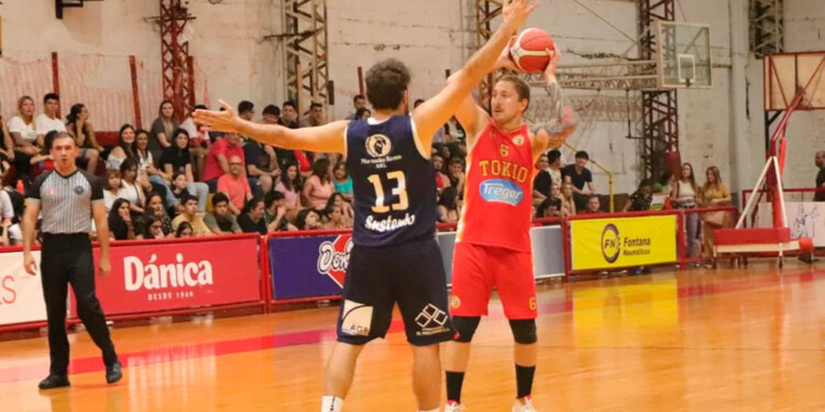 CERCA. En duelo de posadeños, el Oriental fue más y ganó el primer punto. Foto Misiones Basket.