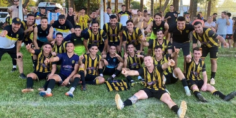 NUEVOS REYES. El plantel de Tuyutí celebra tras la consagración, que llegó luego de la igualdad en San José.