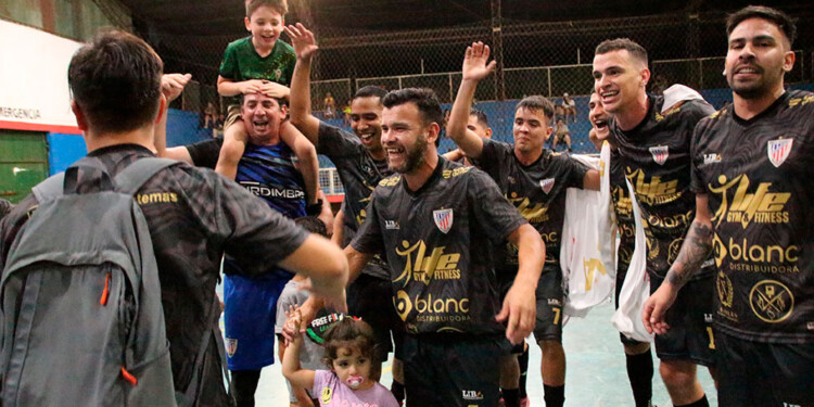 FESTEJOS. Vitale, Álvez, Antiveros, Steinbrenner, Alonso y Lohman celebran el ascenso a la máxima división local. Foto gentileza Solo Futsal.