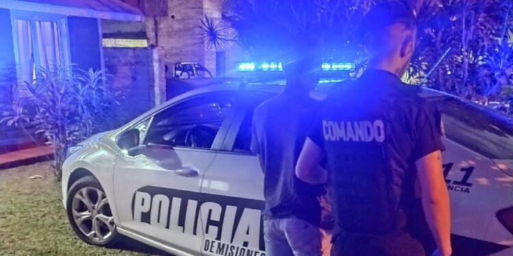 TRAS LAS REJAS. El sospechoso momentos después de ser detenido por personal de la comisaría Segunda, anoche en el barrio Sapucay de Oberá.