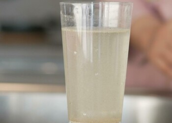 Vecinos de la chacra 34 reportaron agua de la canilla contaminada con nafta