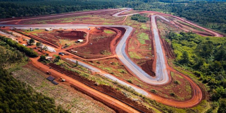 UNA POSTAL. La imagen del renovado autódromo eldoradense, meses atrás, en pleno trabajo de asfaltado.