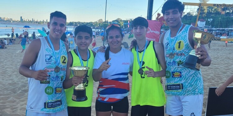 CAMPEONES. (De izq. a der.) Ale Guerrero, Walter Vega, la entrenadora Ceci Melgarejo, Bauti Martínez y Marcos González.