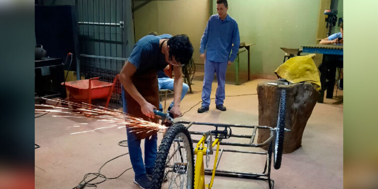 TALLER. Los estudiantes de la EPET 3 presentaron el proyecto de “Bicisilla”.