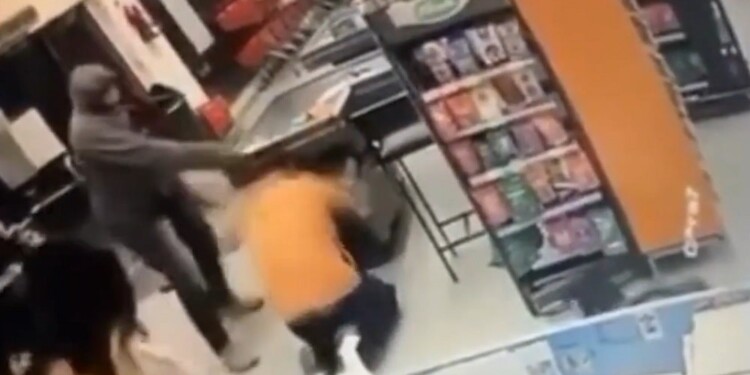 ANTECEDENTES VIOLENTOS. Captura de video de uno de los numerosos asaltos a mano armada que creen que cometió “Bin Laden” en la capital de Corrientes. Aquí un miembro de la banda le apunta a la cabeza a un cajero.