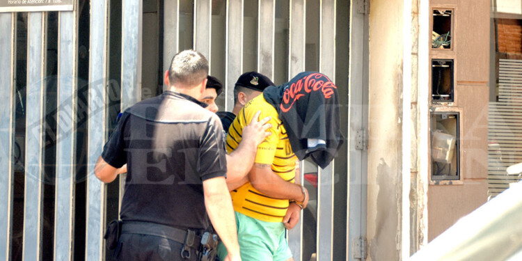 CUSTODIADO. El sospechoso sale del juzgado de calle Buenos Aires casi avenida Roque Pérez de regreso a su celda de la comisaría Décimoprimera.