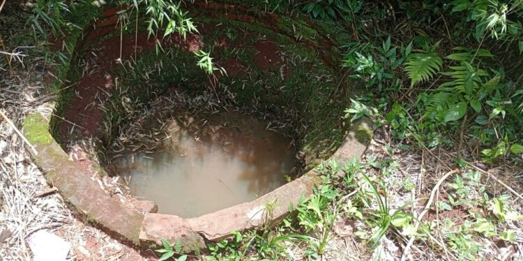 VERTIENTE. Pese a un chaparrón que cayó ayer, la vertiente tenía poca agua.