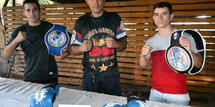 TODO LISTO. Agustín Peralta, Javier “La Cobra” Andino y Alejandro Beeck, en la presentación de la esperada velada.