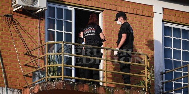 LA ESCENA. Efectivos de la comisaría jurisdiccional y las autoridades judiciales en el lugar donde hallaron el cuerpo.