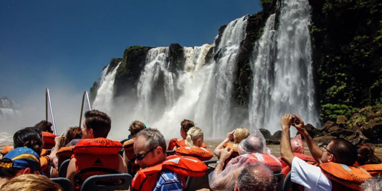 FIJADO. Los turistas extranjeros deberán pagar la tasa turística fijada por el Gobierno de Misiones en cada pernocte, desde “poscarnaval”.