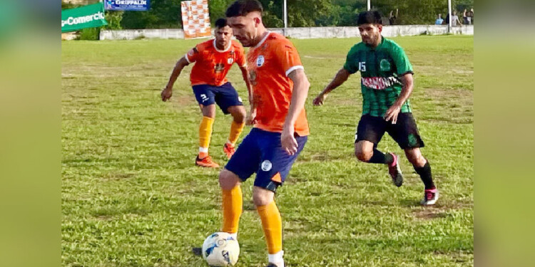 APRETADO. Ninguno de los dos equipos quiso arriesgar y terminaron en un pálido empate. (Foto Iguazú Deportes)