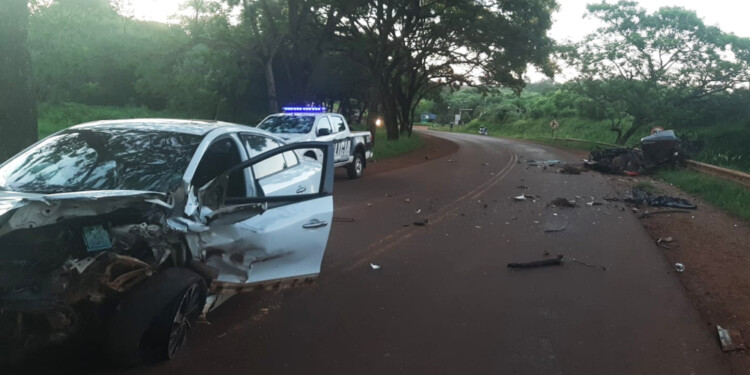 IMPACTO. El Peugeot 504 y el Renault Fluence en la zona de curva de la ruta provincial 201.