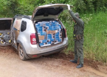 Abandonó un auto robado y repleto de cigarrillos de contrabando