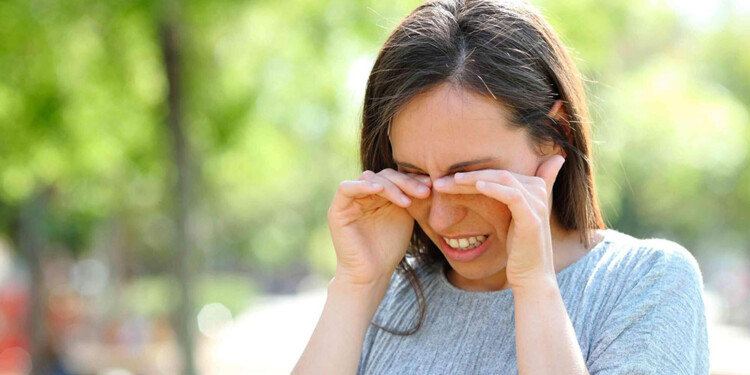 LO QUE NO HAY QUE HACER. Se debe evitar llevar las manos al contacto con los ojos para evitar el contagio.