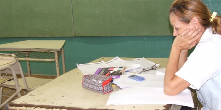 190.000 PESOS. Ese es el piso salarial mínimo docente en Misiones, vigente desde noviembre pasado (Imagen ilustrativa).