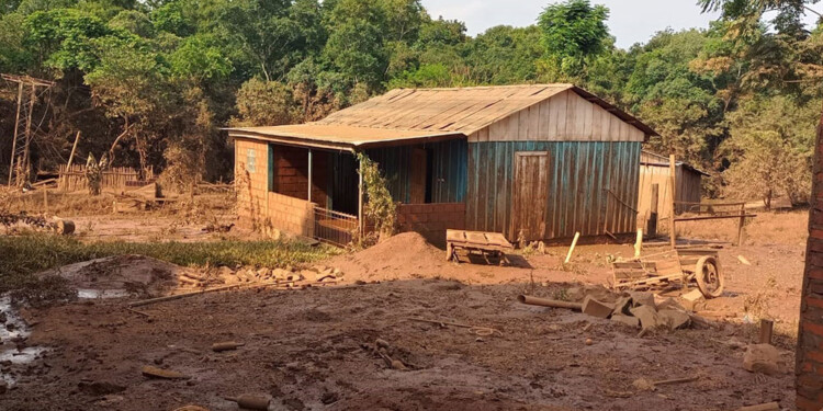 SIN LUGAR DONDE VOLVER. Muchas familias ya no tienen casas donde regresar ahora que bajó el agua.