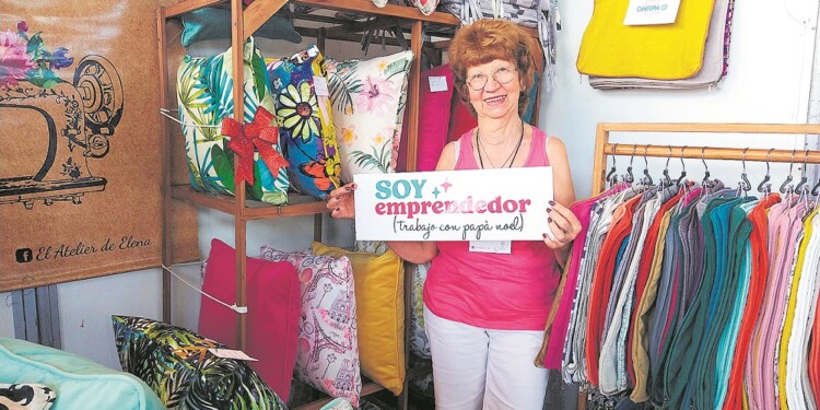 La emprendedora ELENA BAUTER. Su emprendimiento es de Almohadones artesanales. @elatelierde.elena
