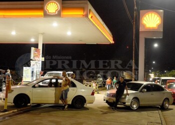 Se forman largas filas en estaciones de servicios y en otras dejan de vender