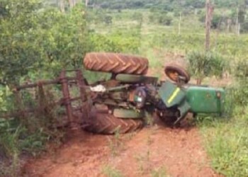 Un colono falleció tras volcar con su tractor