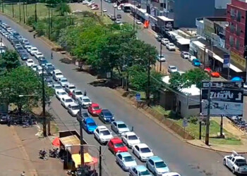 Encarnación establece multas a quienes “ceden” su lugar en las filas del puente internacional