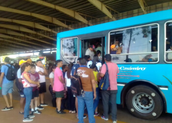 Nuevo día, misma espera: la terminal Quaranta abarrotada de gente por la reducción de frecuencias