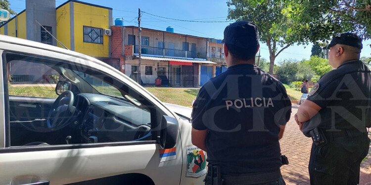 AVENIDA JUAN MANUEL FANGIO. Efectivos de la comisaría Undécima de la Unidad Regional X custodiaban el predio de monoambientes en alquiler.